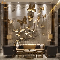 Nouvelle statue d'art mural papillon en or moderne pour l'entrée d'hôtel personnalisée Sculpture murale papillon en acier inoxydable pour la décoration publique