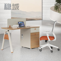 Bureau de travail moderne et simple pour employés, avec écran, casier et cloison, poste informatique pour employés