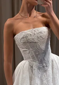 Robes de mariée personnalisées <span class=keywords><strong>chic</strong></span> sans bretelles, robes de bal en dentelle appliquée pour les occasions en plein air et en jardin - Product Image 2