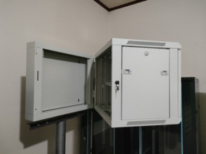 Montaje en pared hecho en <span class=keywords><strong>China</strong></span>, estante de doble sección de 19 pulgadas, colgador de pared, armario de servidor 12U - Product Image 4