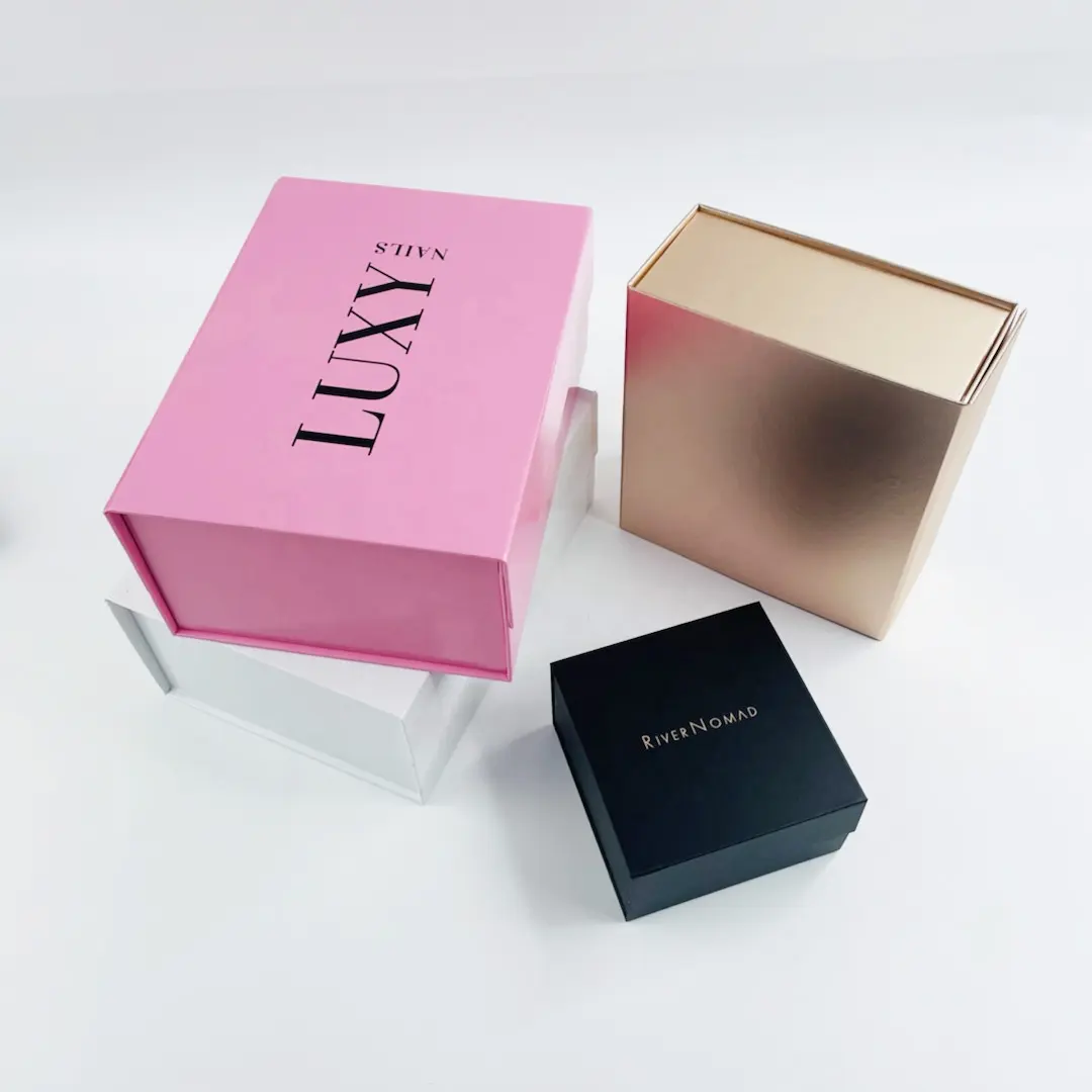 Boîte en papier personnalisée de luxe à rabat magnétique pour vêtements, boîtes cadeaux pliables à fermeture magnétique avec rubans