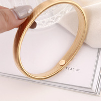 Brassards élastiques en acier inoxydable personnalisés à ressort en métal avec jarretelles antidérapantes Fixation de bracelet à manches longues