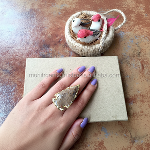 Anillo de aleación galvanizada de oro de 18 quilates ajustable, anillo de piedras preciosas de declaración de ágata de cóctel de punta de flecha de jaspe marrón para la moda - Product Image 1