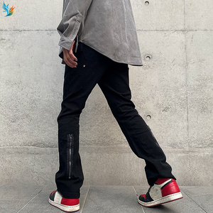 Jean slim bootcut sculpté avec coutures apparentes, rivets métalliques noirs, déstructuré, micro-évasé pour homme - Product Image 3