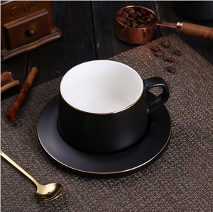 Ensemble de tasses à café et soucoupes en céramique noir et blanc de style classique avec boîte cadeau et cuillère, vaisselle en porcelaine écologique - Product Image 3