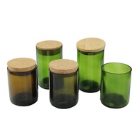 Leere Weinglas-Kerzenbehälter aus recyceltem grünem und bernsteinfarbenem Glas mit Kork- und Bambusdeckel für die Kerzenherstellung