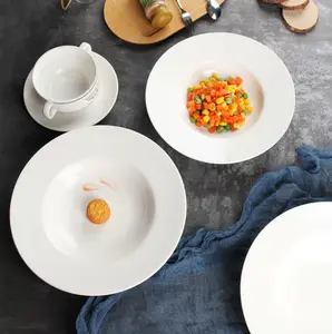 Vente en gros de sets de table plateau chapeau de paille moderne assiettes en céramique imprimées sur mesure assiettes en porcelaine blanche de luxe pour restau