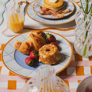 Plato de cerámica redondo con diseño de calcomanía de logotipo personalizable, plato de boda moderno europeo, platos al por mayor para restaurante - Product Image 2