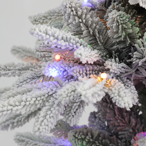 Nuovo <span class=keywords><strong>Albero</strong></span> <span class=keywords><strong>di</strong></span> Natale Artificiale <span class=keywords><strong>di</strong></span> Alta Qualità da 1,8m e 2,1m in PE e PVC con Luci <span class=keywords><strong>LED</strong></span> Colorate Integrate e Neve Artificiale - Product Image 3