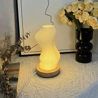Style nordique forme Unique lampe de chevet Base en bois USB Plug-in Dimmable table de chevet lampe créative 3D imprimé à volants LED lampe de Table
