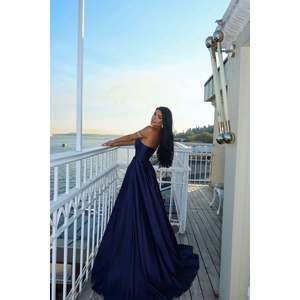 Vestido de Noche de Lujo Azul Marino sin Tirantes, Estilo Baile de Gala, con Cintura Imperio de Ganchillo, Escote Alto y Cola de Sirena Corta, para Fiesta de Graduación o Dama de Honor - Product Image 4