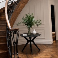Escalier moderne à double poutre en bois massif avec rampes en fer, marches en chêne rouge américain pour villas intérieures