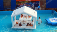 Plateforme flottante gonflable commerciale avec parasol et sièges pour yacht, lac, plage et complexe hôtelier