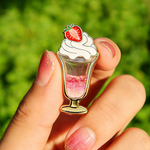 Épinglette en métal Milkshake à la <span class=keywords><strong>fraise</strong></span>, vente en gros, paillettes, sable liquide, émail, épinglette personnalisée, boissons, sable mouvant, épinglette <span class=keywords><strong>de</strong></span> revers avec carte - Product Image 2