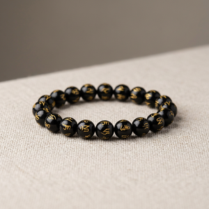 Bracelet de prière bouddhiste en perles d'onyx noir gravées Om Mani Padme Hum pour la méditation - Product Image 1