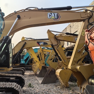 Intérieur de cabine d'excavatrice CAT avec siège d'opérateur et leviers de commande - Product Image 3