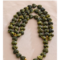 Collier superposé fait main XY 6976 en acier inoxydable et acrylique, avec pendentif cœur, ambre vert et rouge foncé