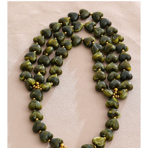 Mchic 3438 <span class=keywords><strong>Collana</strong></span> Fatta a Mano Stratificata con Cuore in Acciaio Inossidabile, Acrilico, <span class=keywords><strong>Ambra</strong></span> Verde e Rosso Scuro, Gioiello di Carattere - Product Image 3