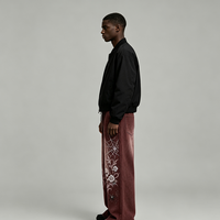 Pantalones anchos estilo vintage color burdeos con bordado floral de calaveras, detalles de telaraña y pedrería, dobladillo deshilachado y cintura elástica, estilo urbano.
