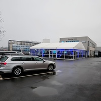 Tente de réception de luxe en aluminium, tente d'événement extérieure de luxe avec murs en verre pour réunions d'entreprise et expositions de banquets