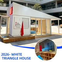 Maison modulaire préfabriquée élégante à toit triangulaire blanc, bâtiment conteneur à ossature acier pour magasin, bureau et hébergement de villégiature