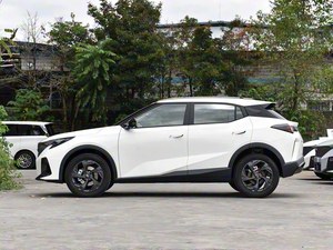 Nuevo coche de exportación GAC Trumpchi GS3 gasolina 1.5T versión básica modelo 2026 con entrada en inglés, opciones en blanco, plateado y gris. - Product Image 2