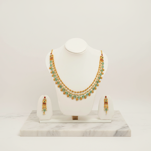 Conjunto de collar de oro en capas con piedras verdes, detalles de perlas y pendientes colgantes, joyería tradicional india para bodas, para ocasiones festivas. - Product Image 1