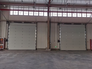 Chine Fabricant Projet d'appartement Automatique Grande <span class=keywords><strong>porte</strong></span> <span class=keywords><strong>de</strong></span> <span class=keywords><strong>garage</strong></span> sectionnelle <span class=keywords><strong>motorisée</strong></span> en acier à levage automatique Bifold - Product Image 2