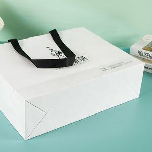 <span class=keywords><strong>Bolsa</strong></span> De Regalo De Papel Estampada En Caliente Personalizada Con Asas <span class=keywords><strong>Bolsa</strong></span> De Papel Bolsas De Agradecimiento Para <span class=keywords><strong>Boutique</strong></span> Bolsas Personalizadas De Papel <span class=keywords><strong>Kraft</strong></span> - Product Image 5