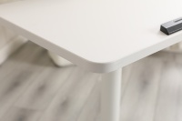 2025 ADA élégant bureau ergonomique à colonne unique hauteur pneumatique réglable avec système lisse ordinateur bureau debout