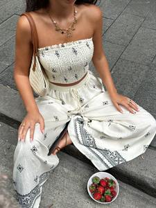 נשים עם הדפס בוהמייני קיץ שני חלקים סט מכנסיים רחבים בגזרה רופפת לבוש קז'ואל על חוף הים - Product Image 5