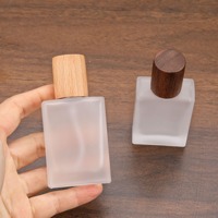 Botol Parfum Kaca Persegi Pipih Mewah 30ml Isi Ulang, Botol Semprot Kaca Buram Kosong Custom dengan Tutup Kayu dan Sablon