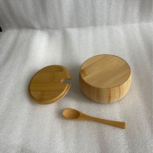 Tarro de sal de bambú con tapa de color madera natural con orificio para almacenamiento de condimentos sólidos - Product Image 4