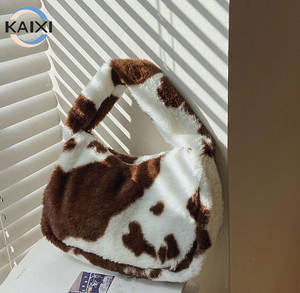 冬用ショルダーアンダーアーム収納バッグ牛柄女性用大容量フラーぬいぐるみソフト暖かい毛皮トート財布 - Product Image 1