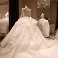 Robe de mariée de luxe faite main, style princesse, ornée de fleurs et de dentelle, avec manches longues, traîne chapelle, dos nu, 100% Polyester