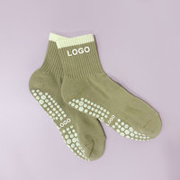 Chaussettes de yoga à logo tricoté personnalisé de haute qualité, chaussettes de yoga antidérapantes rayées, chaussettes de fitness personnalisées pour femmes