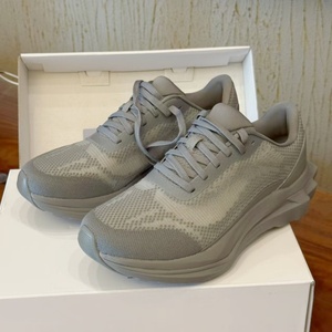 Chaussures de sport de luxe pour hommes et femmes, de haute qualité, respirantes, en mesh, chaussures décontractées pour hommes et femmes, style running et marche. - Product Image 1