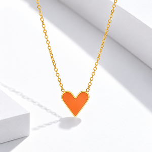 Collier avec pendentif en forme de cœur plaqué or avec incrustation de résine orange, style minimaliste, chaîne en boîte, unisexe, à porter tous les jours - Product Image 1