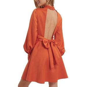 Robe élégante pour femme en satin vintage plissé au niveau du cou et de la taille, manches longues, dos ouvert avec nœud - Product Image 1