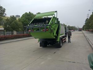 Il Camion Compattatore per Rifiuti da 6 Metri Cubi Prodotto in Cina Può Raccogliere Rifiuti in Contenitori da 240 Litri - Product Image 5