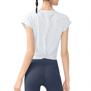 Camisetas de yoga cortas de secado rápido para mujer al por mayor, con espalda en V retorcida y malla transpirable, de manga corta, para pilates y gimnasio. - Product Image 1