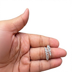 Bague en laiton plaqué argent de qualité supérieure avec zircon, style tendance pour femme, idéale pour les mariages et les soirées - Product Image 2