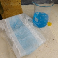 Superabsorbierende Wasserdichte Einweg-Erwachsenenwindelhosen mit PE-Film Universalgröße für Inkontinenzpflege bei Senioren