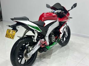 La Apulia GPR250 est une moto sportive orientée piste avec un moteur monocylindre refroidi par eau, conçue spécifiquement pour la course. - Product Image 5