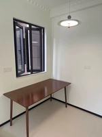 Bureau électrique à hauteur réglable avec cadre en acier, plateau en bois massif et verre trempé pour la maison, le bureau, l'appartement, l'école - Design ergonomique moderne