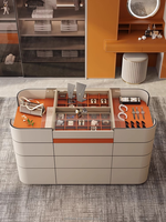 Îlot de dressing moderne avec étagère vitrée et unité de rangement centrale pour l'organisation de la chambre et de la vestiaire