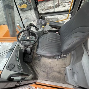 Apilador de contenedores usado Kalmar DRT450 de 45 toneladas del año 2021 con motor Cummins y transmisión Dana 36000 en buen estado. - Product Image 6