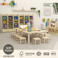 Ensemble de mobilier préscolaire moderne et professionnel avec table d'activités en feutre et espace de création textile pour salle de classe créative de maternelle