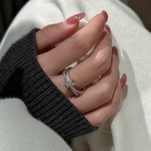 Bague en argent pur S925 nouée, design vintage de luxe, design de niche, simple, tendance, micro-incrustée de moissanite - Product Image 3