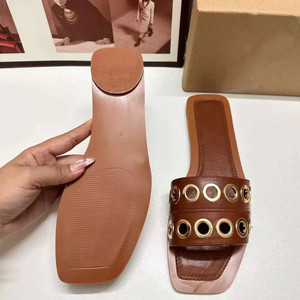 Sandales plates pour femme à bout carré avec rivets métalliques, chaussures décontractées d'extérieur de qualité à enfiler - Product Image 2